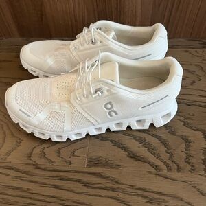 On Running women’s size 7 sneaker